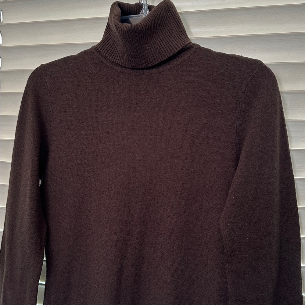 A Bundle of Three Turtleneck Top (Black) and Sweaters (Brown, Navy Blue) Size M - Picture 7 of 13